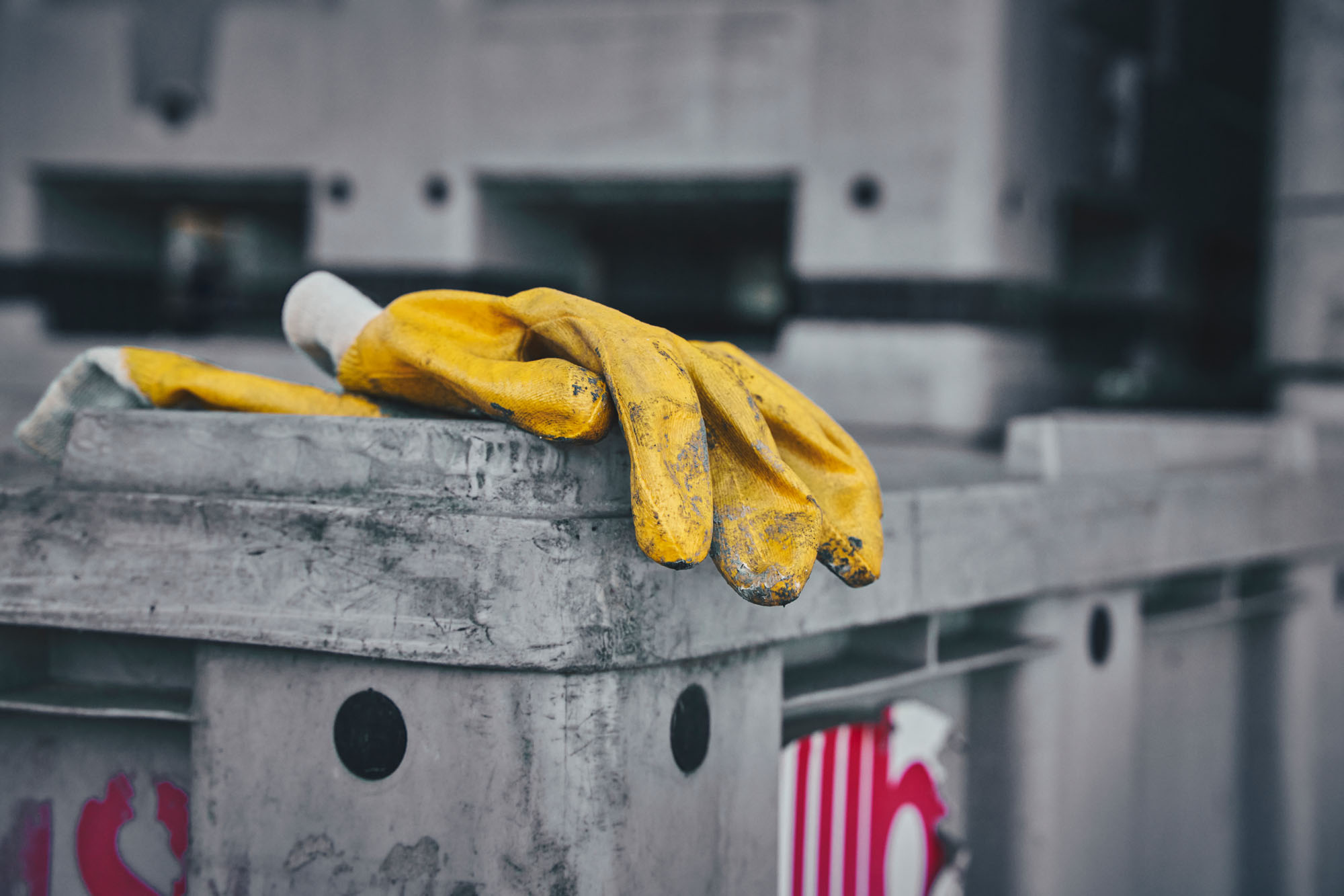 Handschuhe liegen auf Sonderbehältern von Jakob Becker