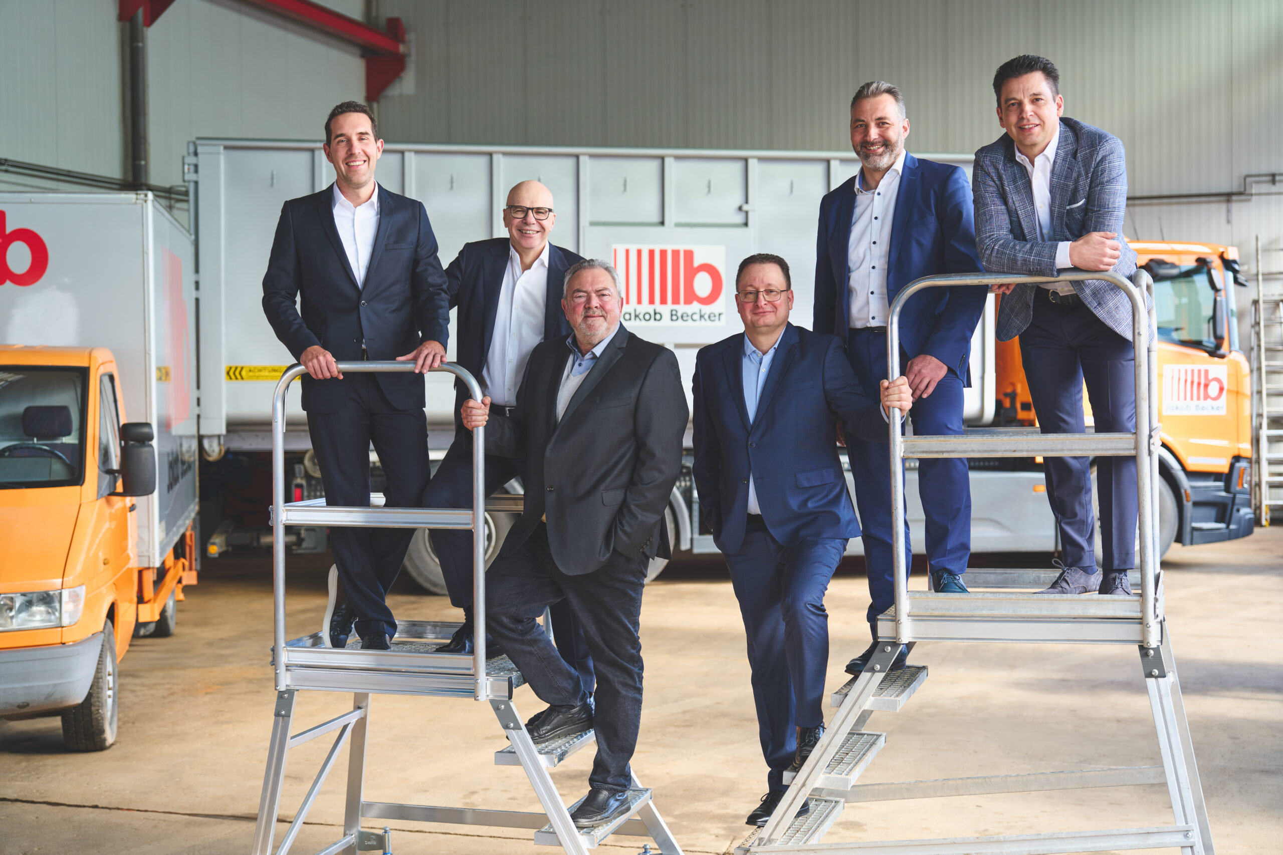 Geschäftsführung der Jakob Becker GmbH & Co. KG auf zwei Treppen