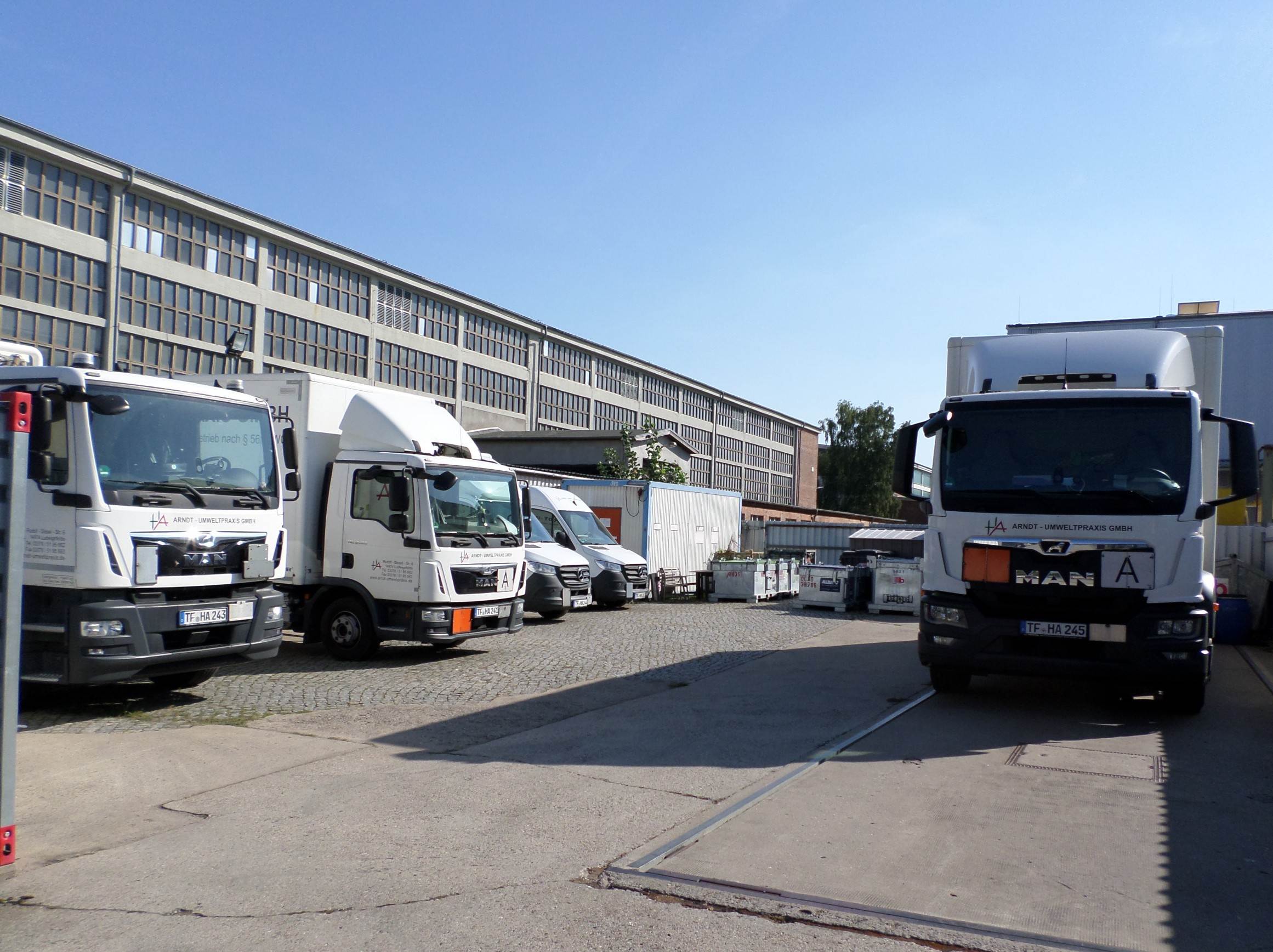 Fuhrpark und Gebäude von ARNDT-Umweltpraxis