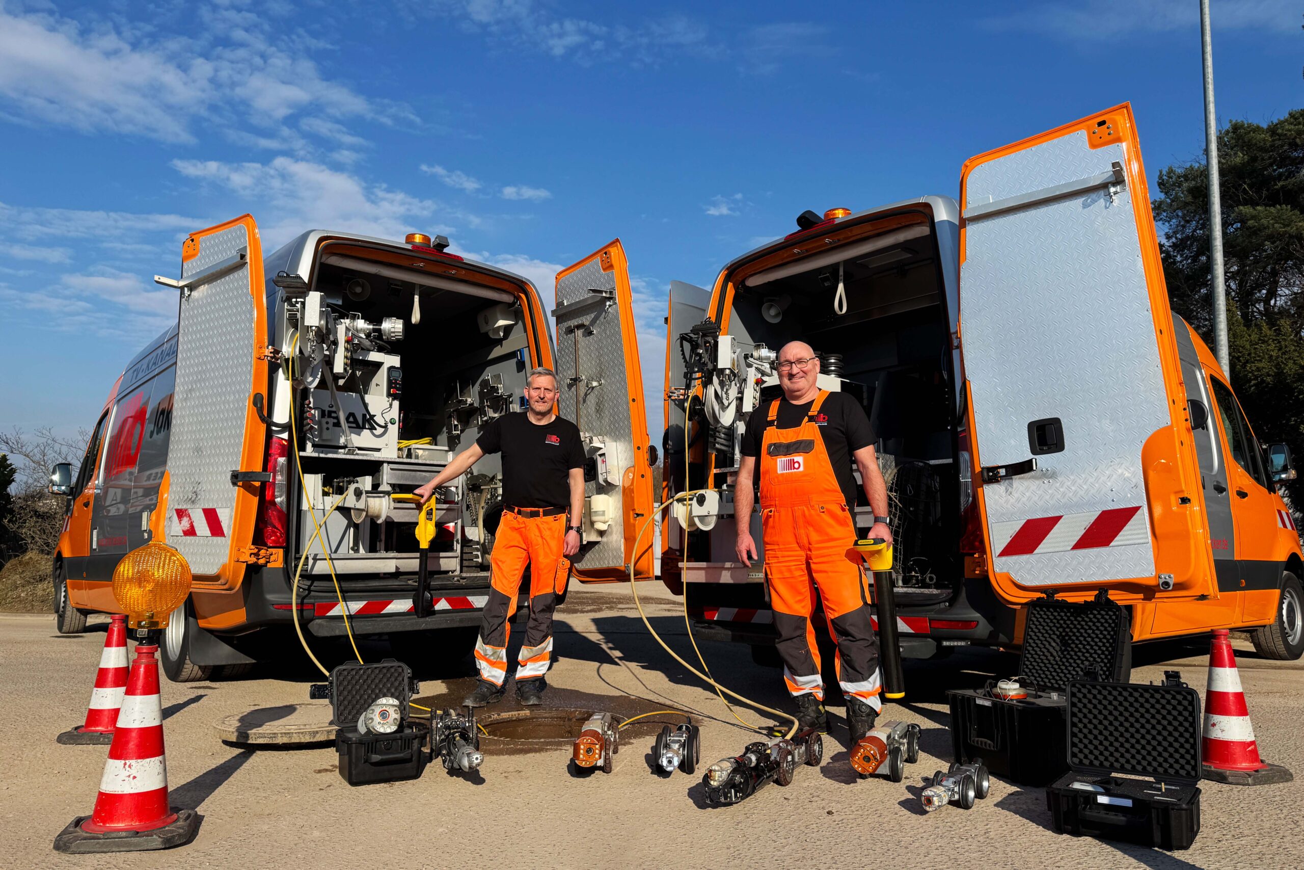 Zwei Fahrzeuge und zwei Mitarbeiter der Firma Jakob Becker von der Abwassertechnik mit Schwerpunkt TV-Kanalinspektion