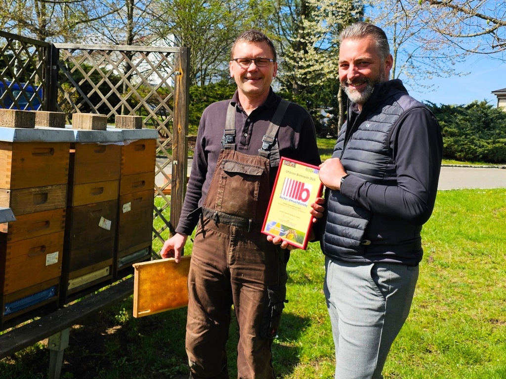 Herr Münster und Herr Liesch mit Urkunde zur Bienenpatenschaft
