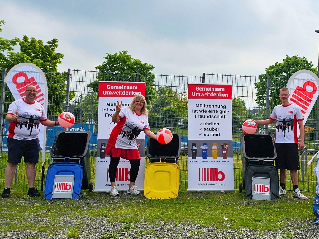 Drei Mitarbeitende mit Equipment zur Präsentation Umweltschutz